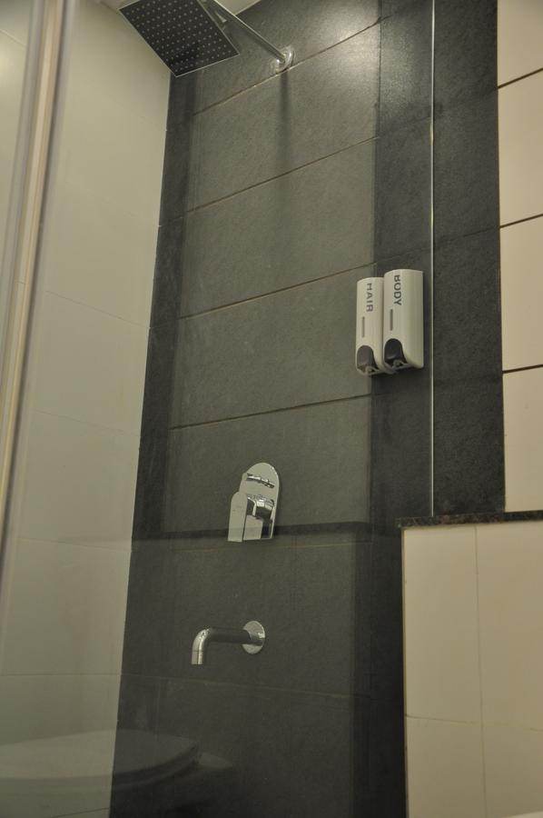 Pride Biznotel Alkapuri Ajod Exterior foto